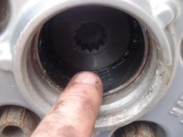 Marking the nut on a rear bearing to create angular tightening torque on a VW Golf MK5