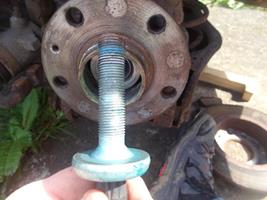 Old M18 wheel bearing bolt for a VW Golf MK5